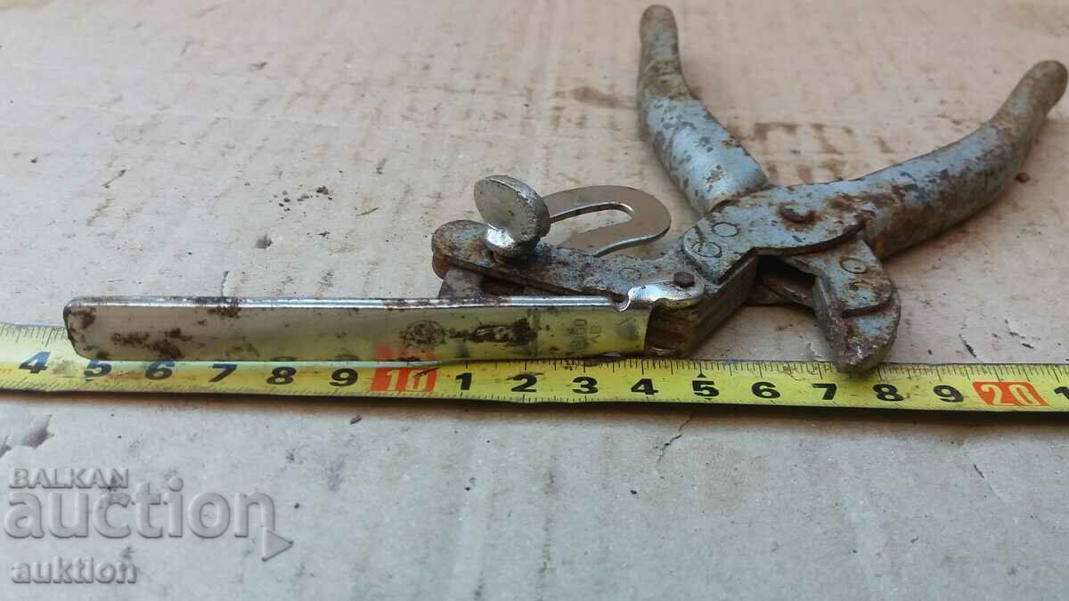 Auction OLD PLIERS FOR MAKING CUPS, PAFTS Auction OLD PLIERS FOR MAKING CUPS, PAFTS