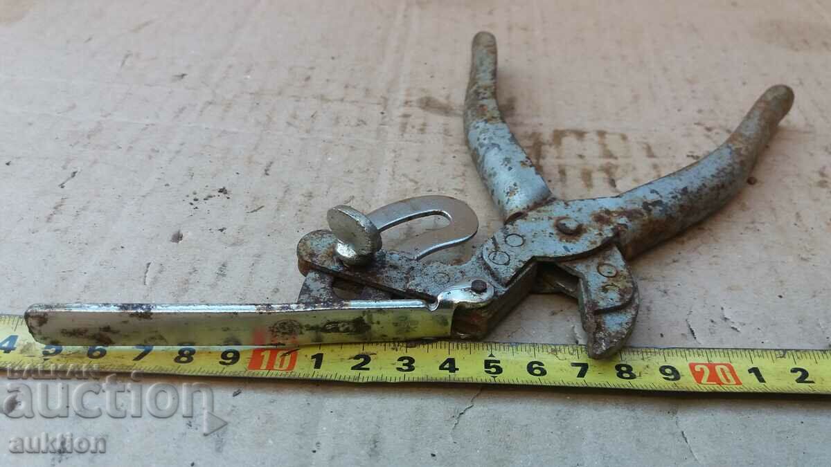 Delivery of OLD PLIERS FOR MAKING CUPS, PAFTS Delivery of OLD PLIERS FOR MAKING CUPS, PAFTS