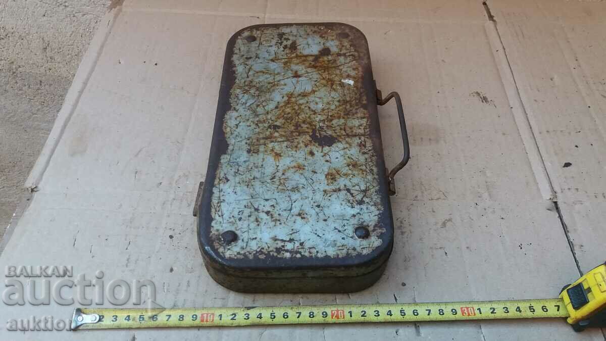 Auction SOLID METAL TOOL BOX Auction SOLID METAL TOOL BOX