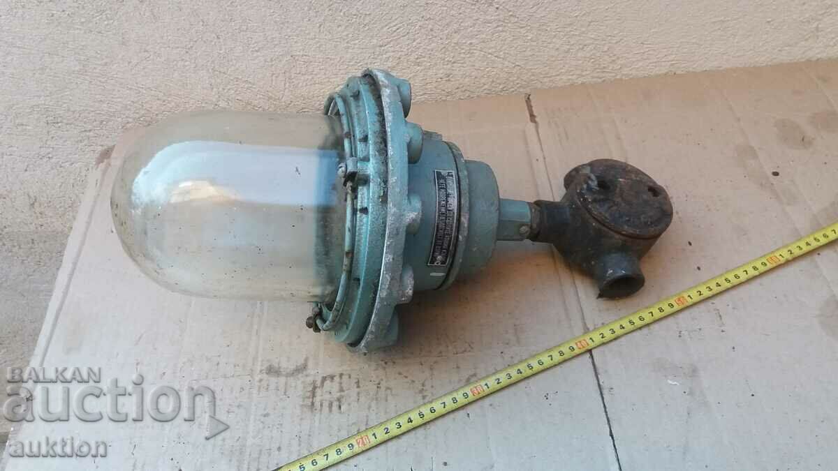 Licitație LAMPĂ INDUSTRIALĂ SOLIDĂ, LANARĂ CU STICLĂ MILIZĂ