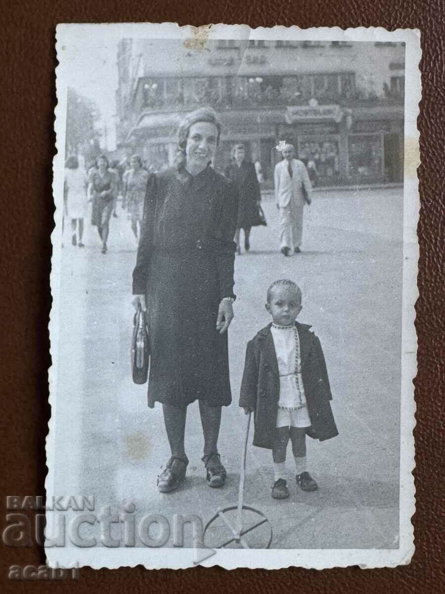 Sofia Mamă cu un copil și o jucărie interesantă 1942