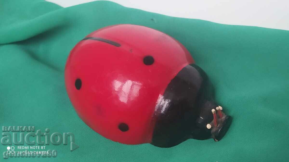 Παράδοση Ένα παλιό παιδικό μηχανικό παιχνίδι