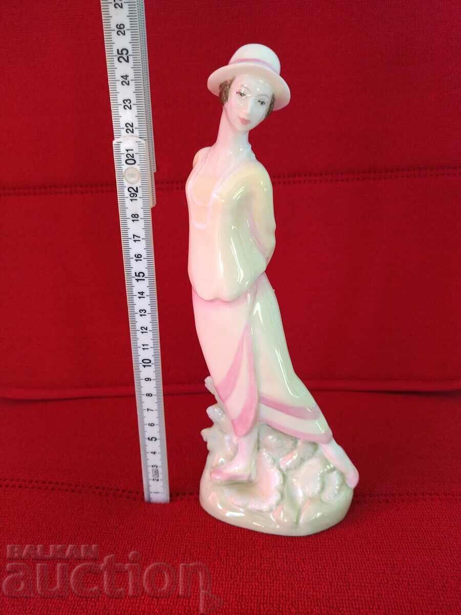 Royal Dowton figurine - 5 Royal Dowton figurine - 5