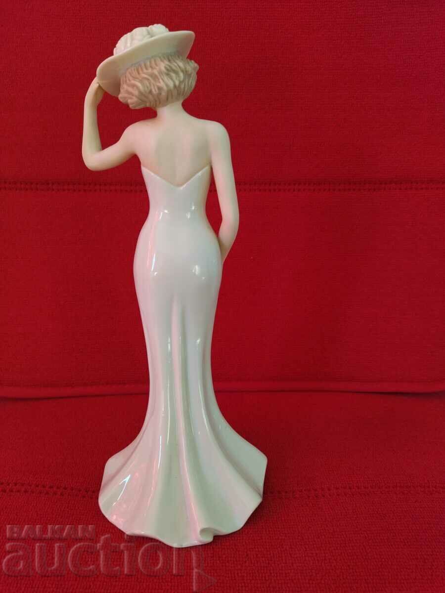Auction  Regal figurine