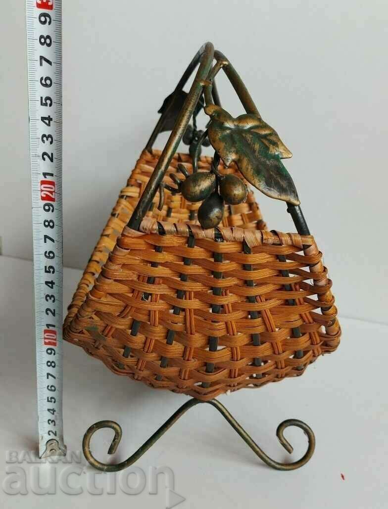 .LEAF DECORATED BASKET PANER STAND with price 19.00 BGN | € 9.71