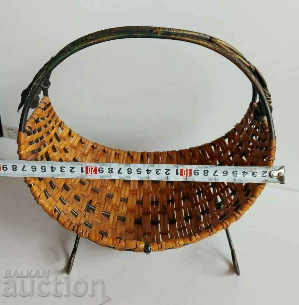 Auction  .LEAF DECORATED BASKET PANER STAND