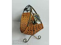 .LEAF DECORATED BASKET PANER STAND