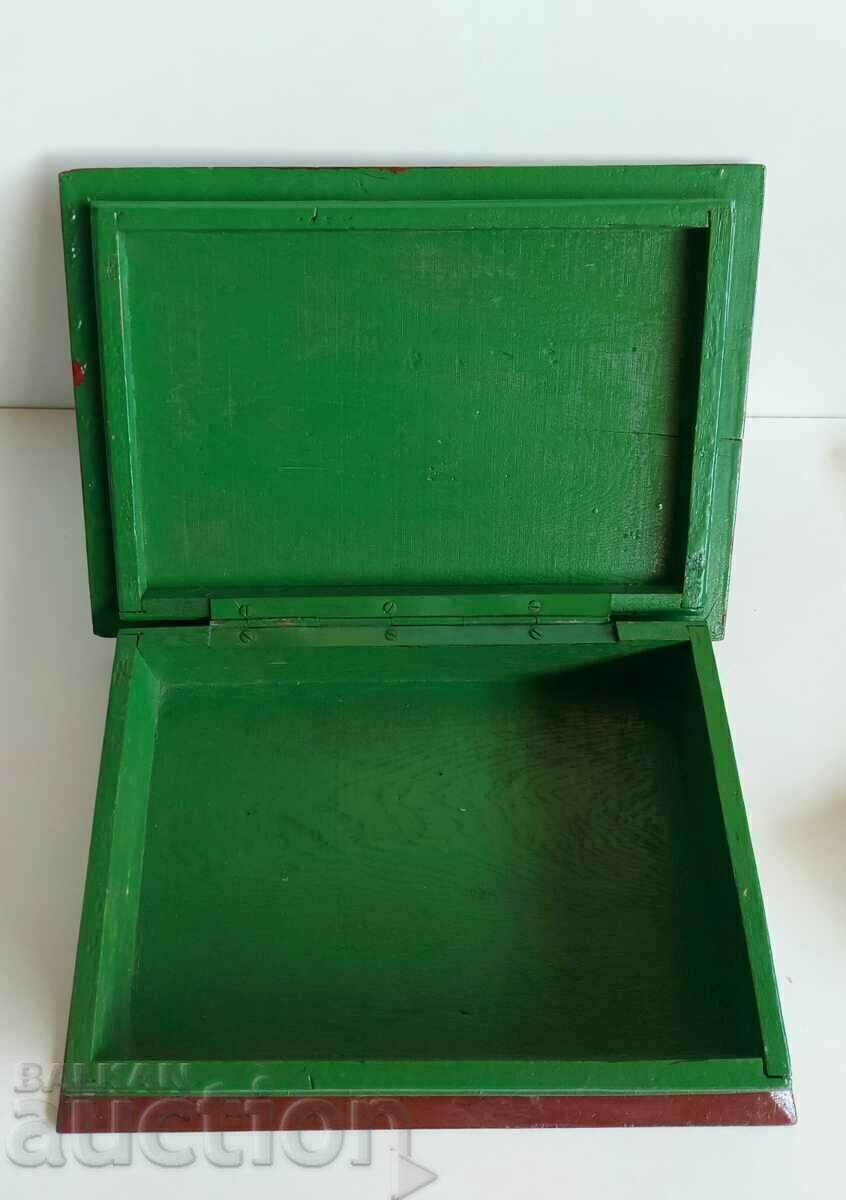 .CUTIE VECHE MARE DIN LEMN pictata manual cu preț 25.00 BGN | € 12.78 .CUTIE VECHE MARE DIN LEMN pictata manual cu preț 25.00 BGN | € 12.78