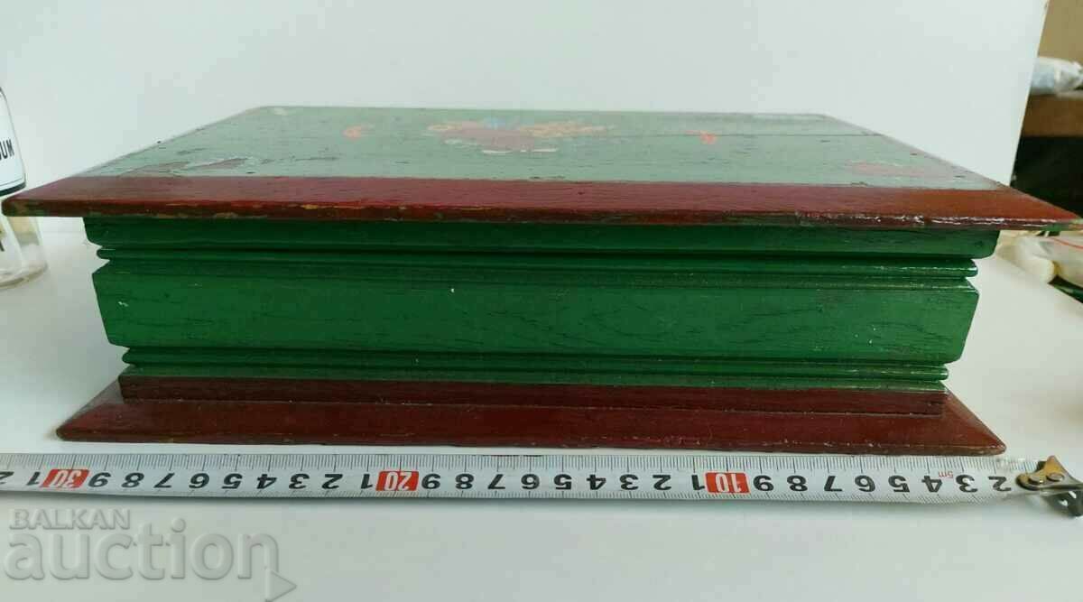 Licitație .CUTIE VECHE MARE DIN LEMN pictata manual Licitație .CUTIE VECHE MARE DIN LEMN pictata manual