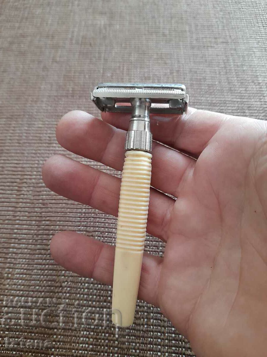 Ένα παλιό ξυράφι με τιμή 22.00 BGN | € 11.25 Ένα παλιό ξυράφι με τιμή 22.00 BGN | € 11.25