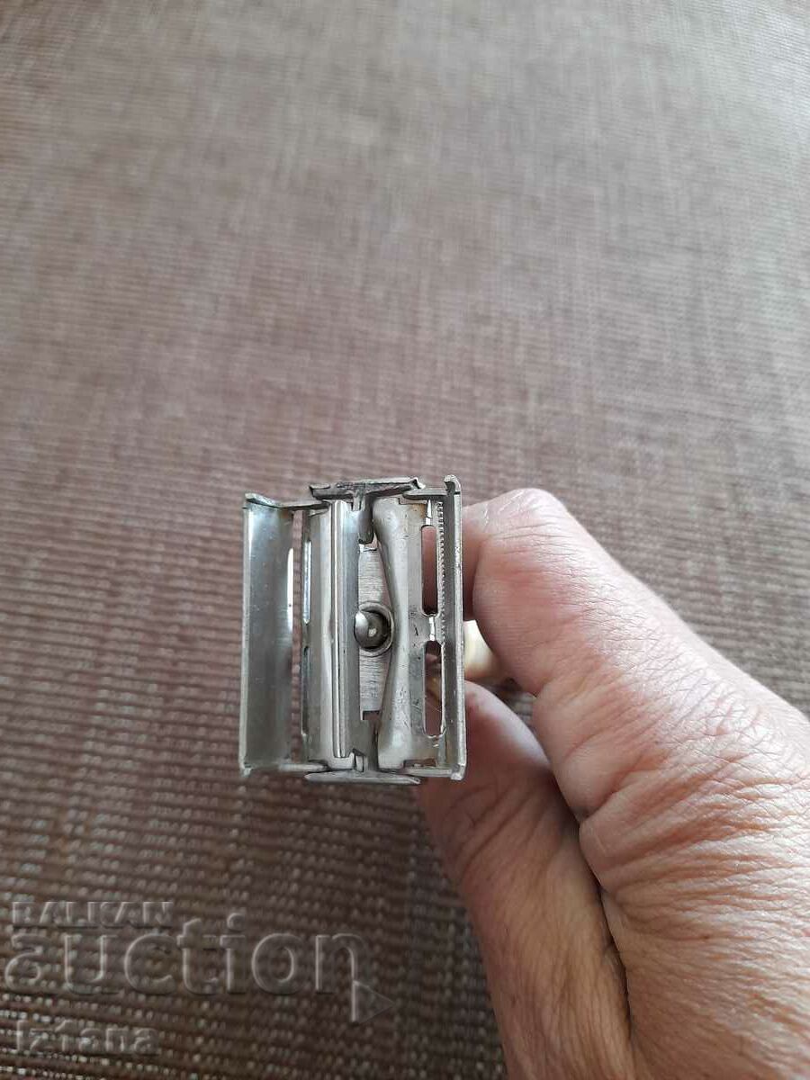 Παράδοση Ένα παλιό ξυράφι Παράδοση Ένα παλιό ξυράφι