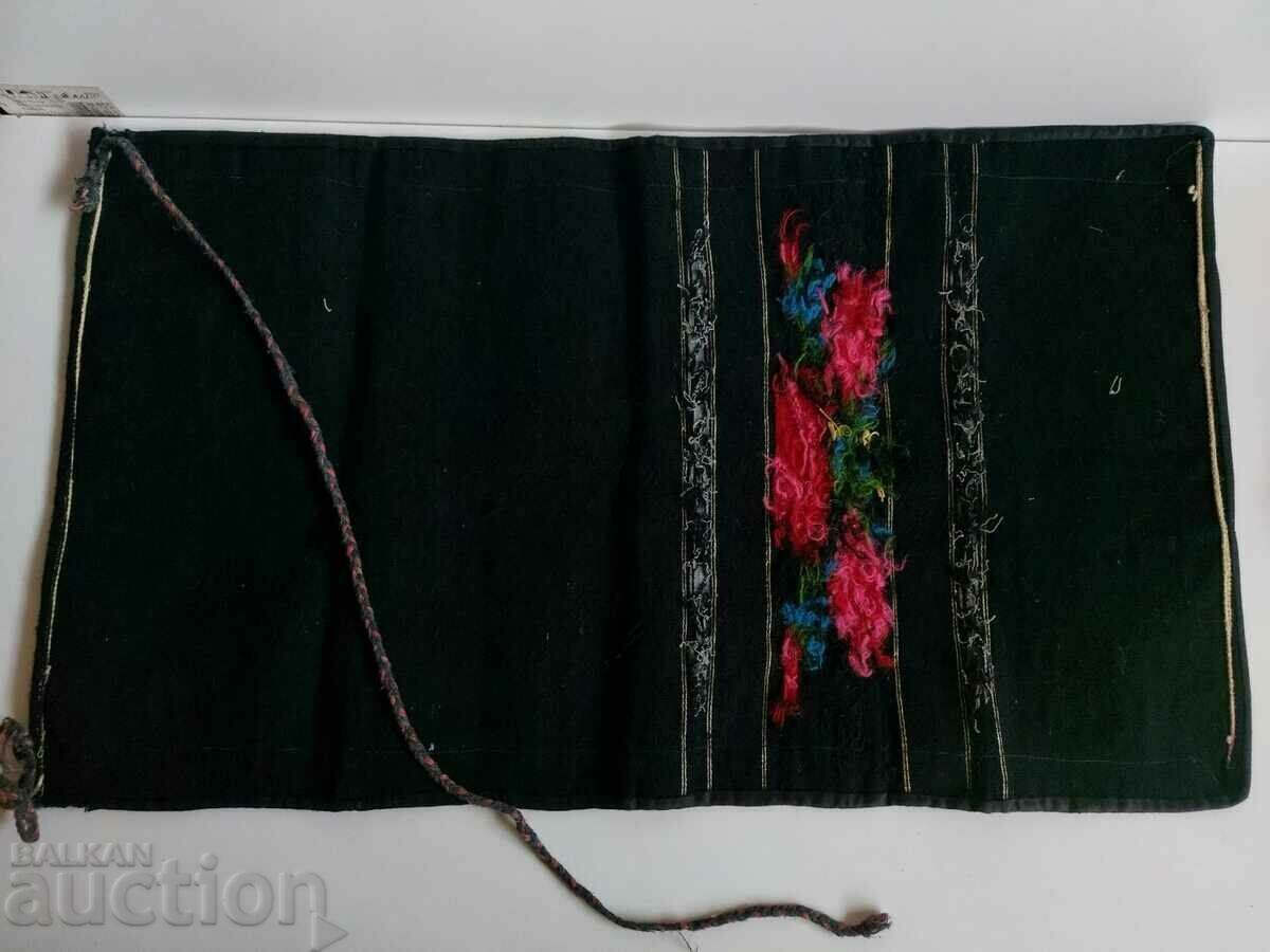 Auction  .PERFECT UNUSED EMBROIDERED APRON FROM CHASE PRIKYA