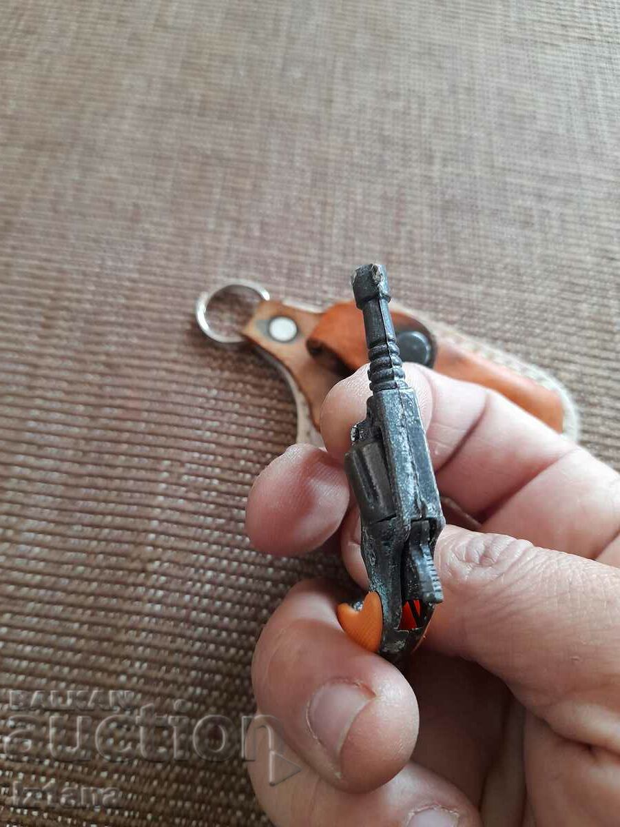 Delivery of Old key chain Pistol Delivery of Old key chain Pistol