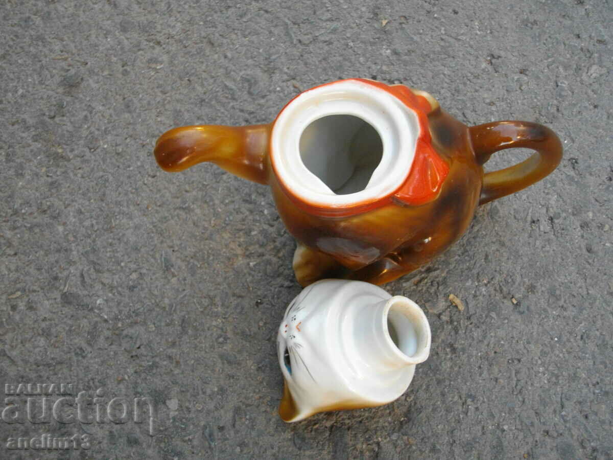 Delivery of OLD PORCELAIN KITTEN KETTLE Delivery of OLD PORCELAIN KITTEN KETTLE