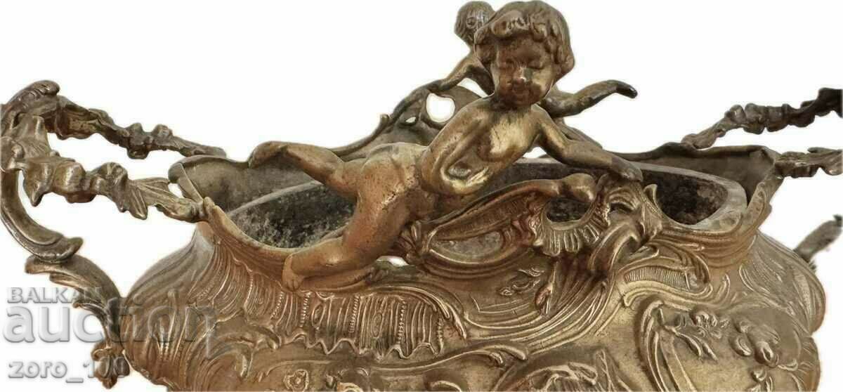 Jardiniera antică, bronz cu preț 200.00 BGN | € 102.26 Jardiniera antică, bronz cu preț 200.00 BGN | € 102.26