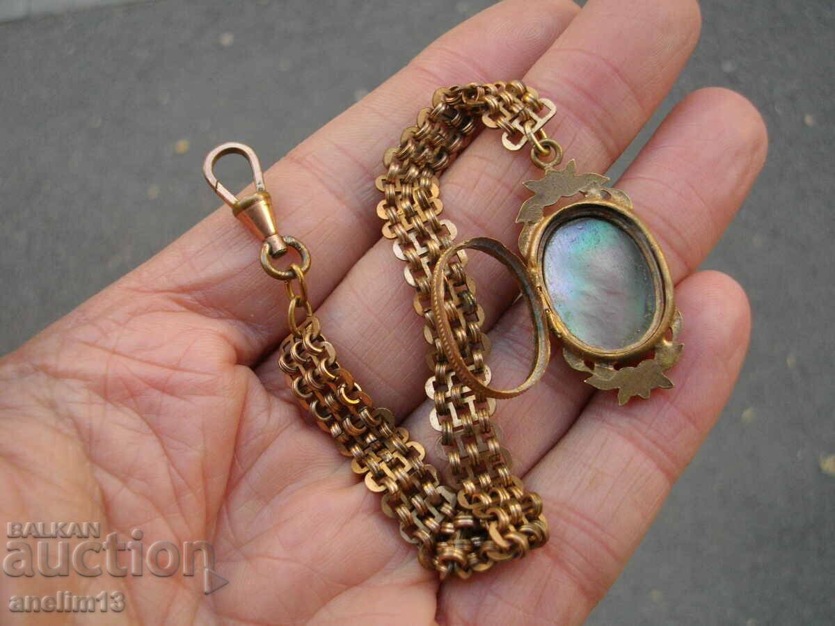 Auction AN OLD GOLD PENDANT PENDANT PICTURE BOX Auction AN OLD GOLD PENDANT PENDANT PICTURE BOX