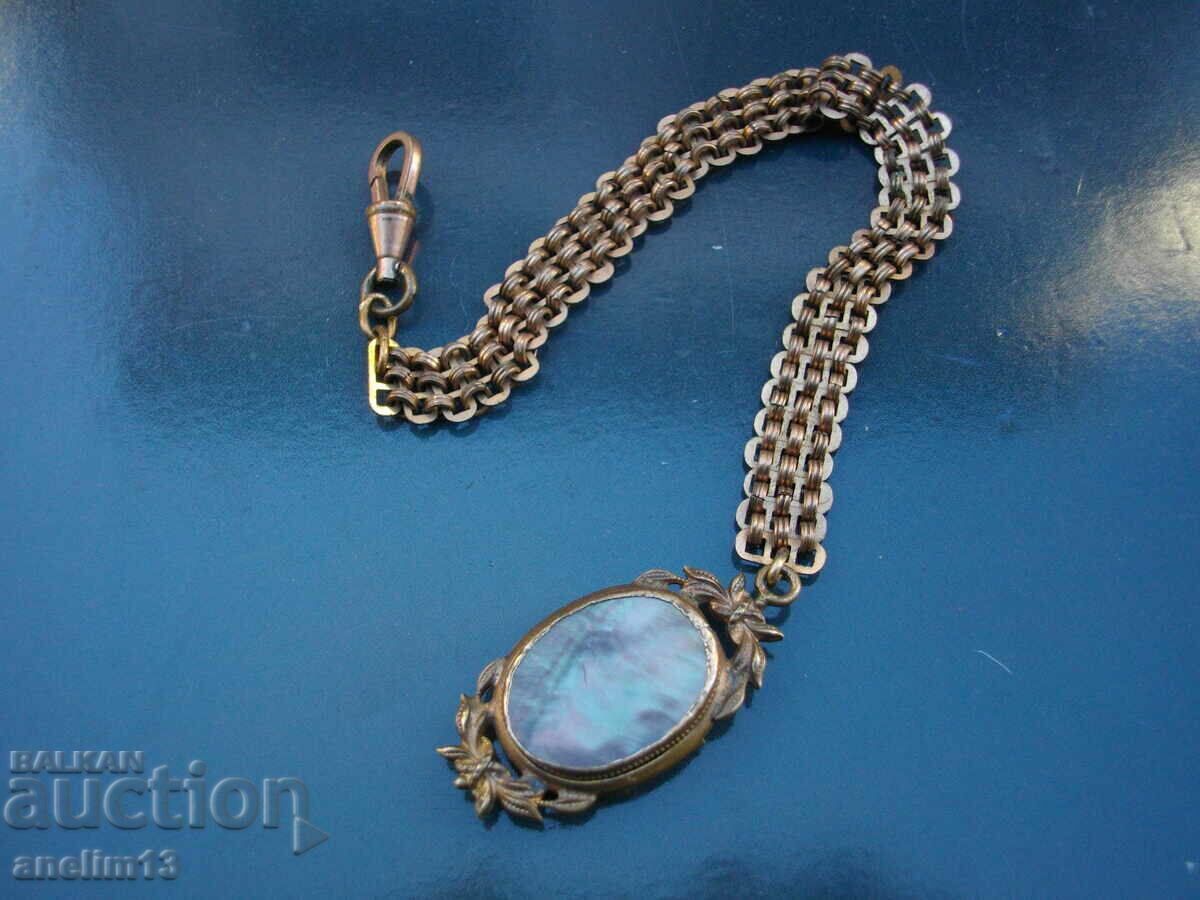 Delivery of AN OLD GOLD PENDANT PENDANT PICTURE BOX Delivery of AN OLD GOLD PENDANT PENDANT PICTURE BOX