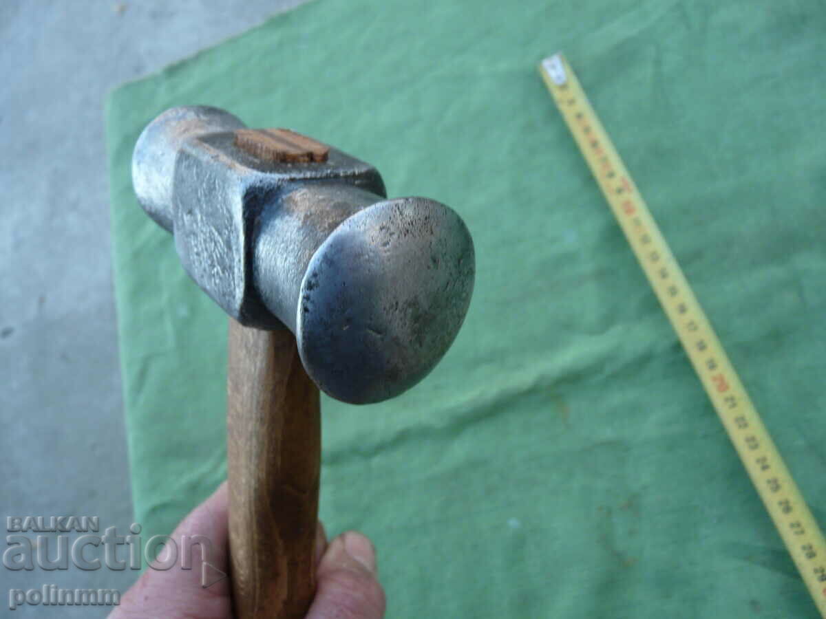 Ciocan vechi de tablă - 304 cu preț 60.00 BGN | € 30.68