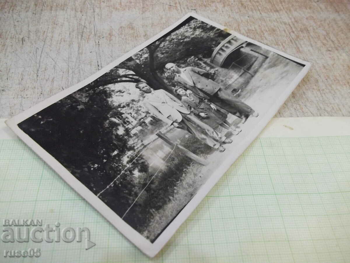 Δημοπρασία Παλιά φωτογραφία δύο ανδρών και ενός μικρού κοριτσιού μπροστά από μια γέφυρα