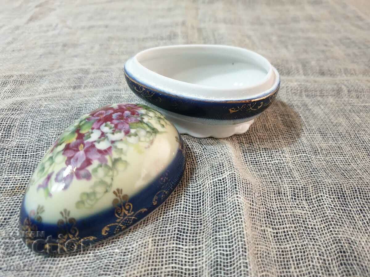 Auction Egg-shaped porcelain jewelry box Auction Egg-shaped porcelain jewelry box