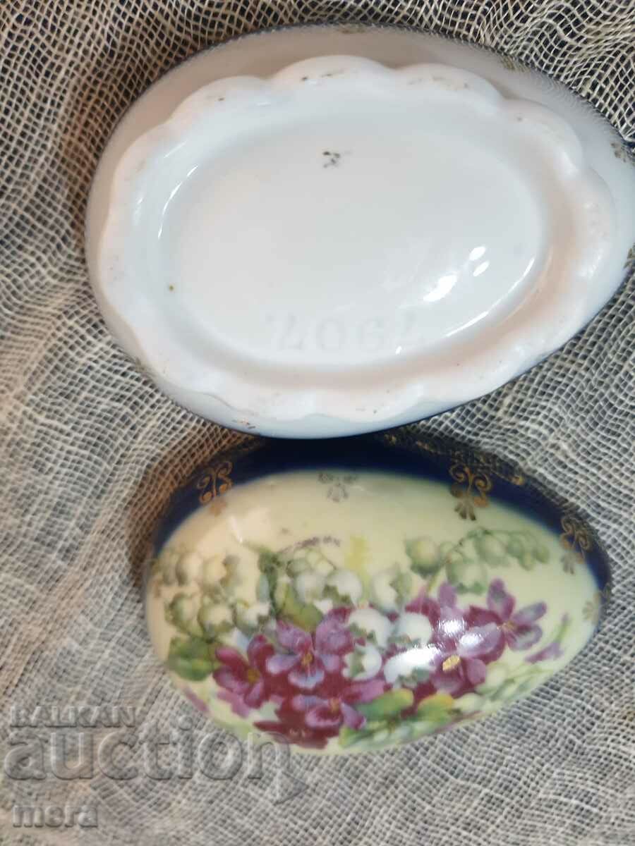 Delivery of Egg-shaped porcelain jewelry box Delivery of Egg-shaped porcelain jewelry box