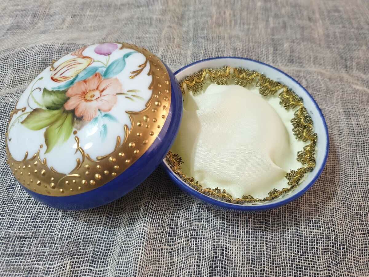 Auction Porcelain jeweler Auction Porcelain jeweler