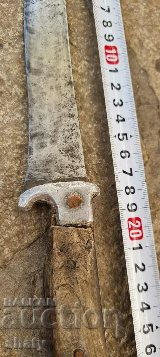 Licitație Un cuțit vechi. Cap de leu Licitație Un cuțit vechi. Cap de leu