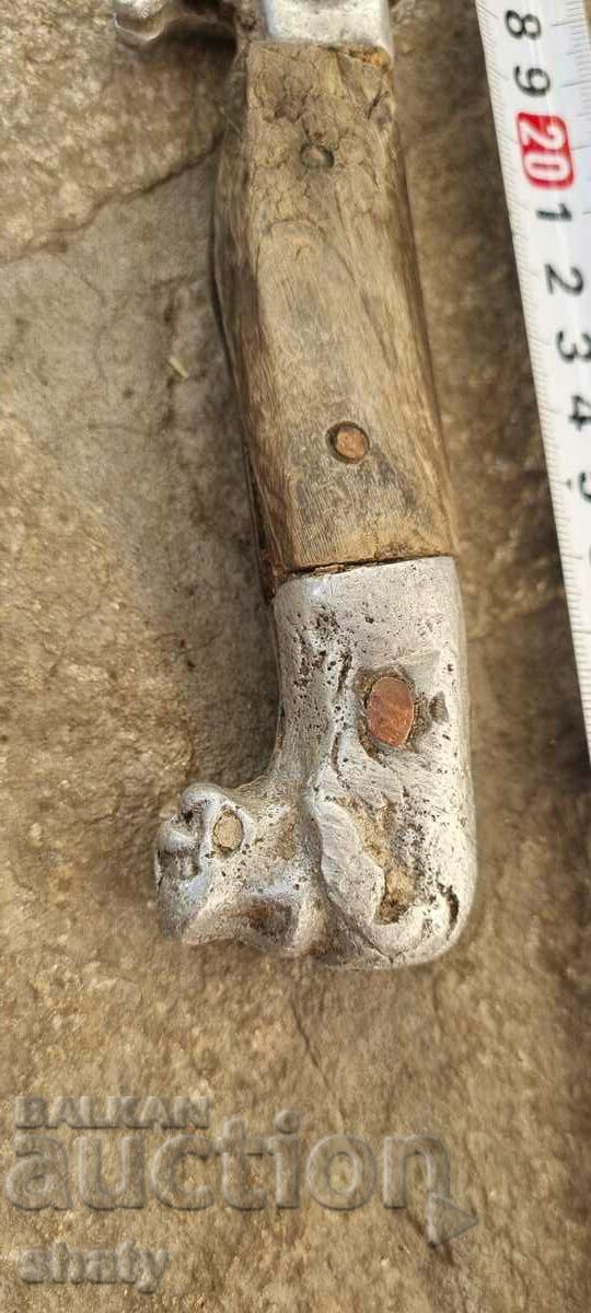 Livrarea Un cuțit vechi. Cap de leu Livrarea Un cuțit vechi. Cap de leu