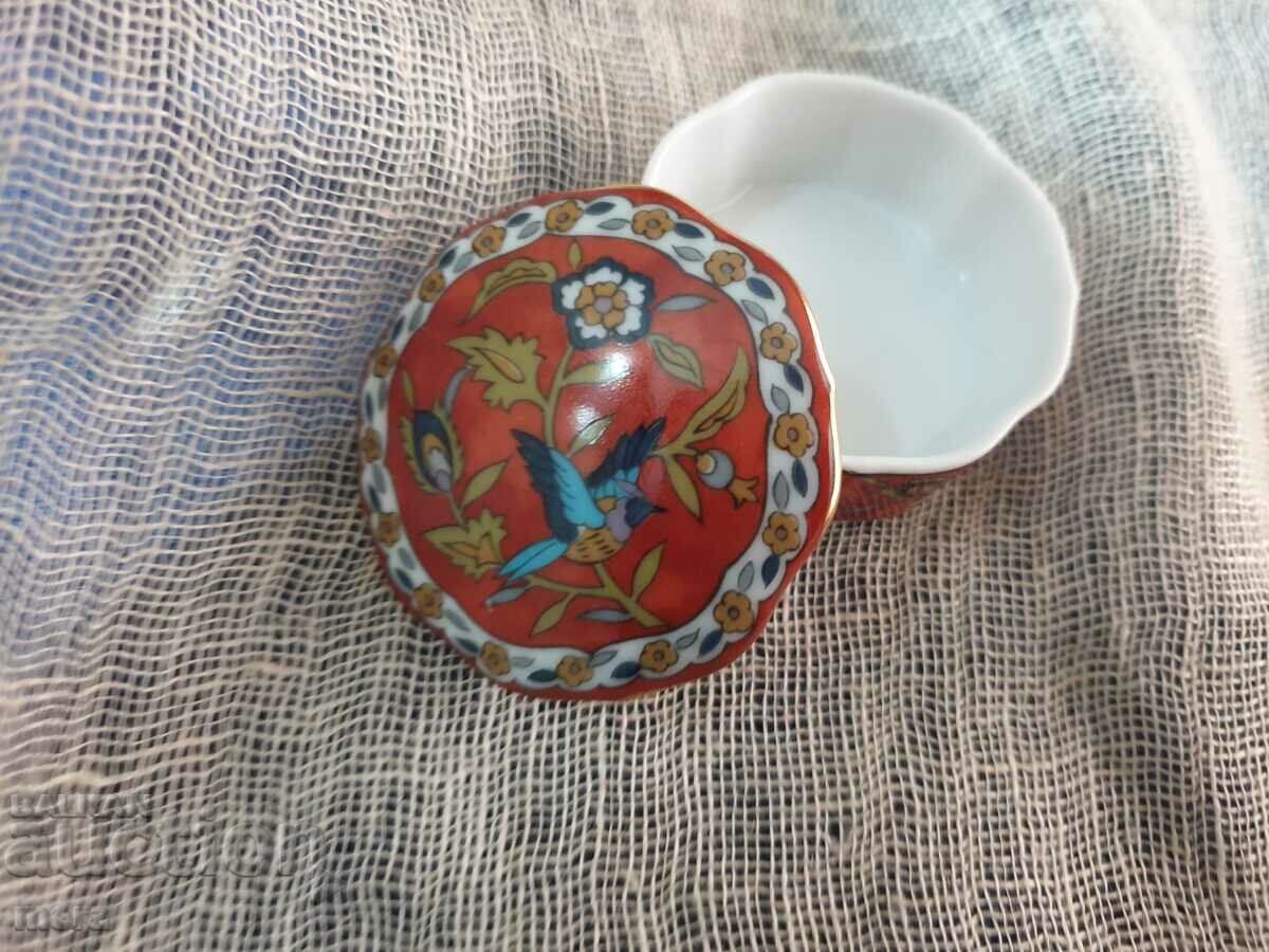 Auction A small porcelain Japanese jewelry box Auction A small porcelain Japanese jewelry box