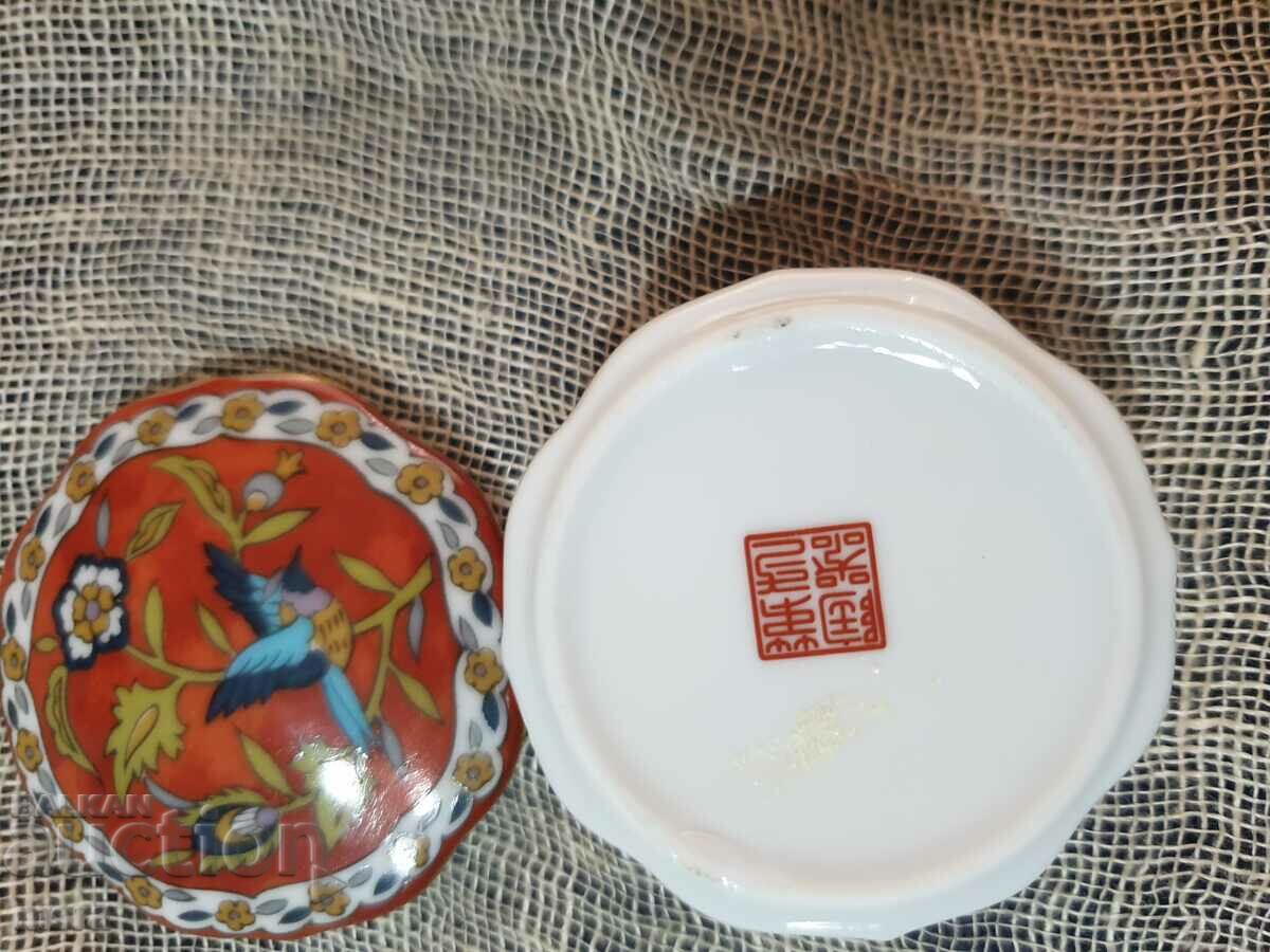 Delivery of A small porcelain Japanese jewelry box Delivery of A small porcelain Japanese jewelry box