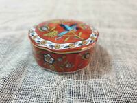 A small porcelain Japanese jewelry box