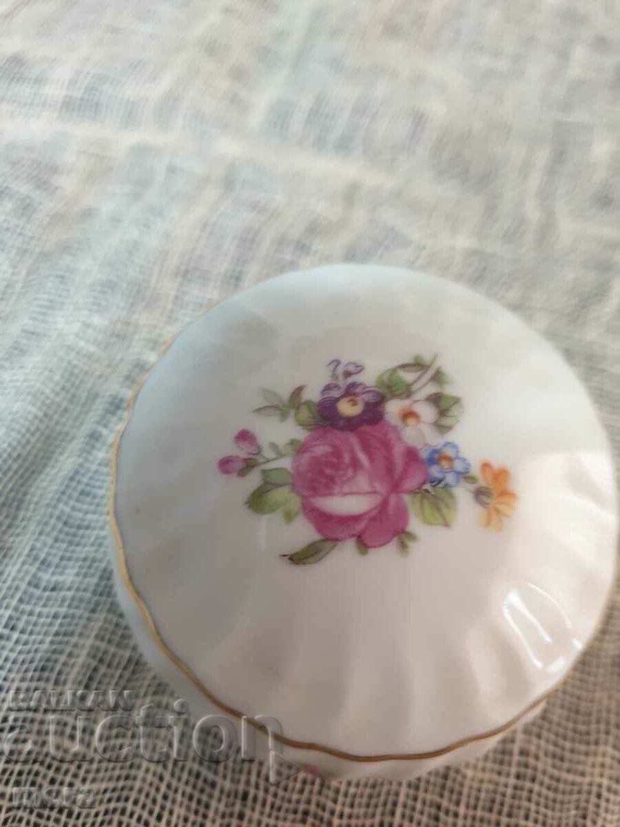 A small porcelain jewelry box with price 20.00 BGN | € 10.23 A small porcelain jewelry box with price 20.00 BGN | € 10.23