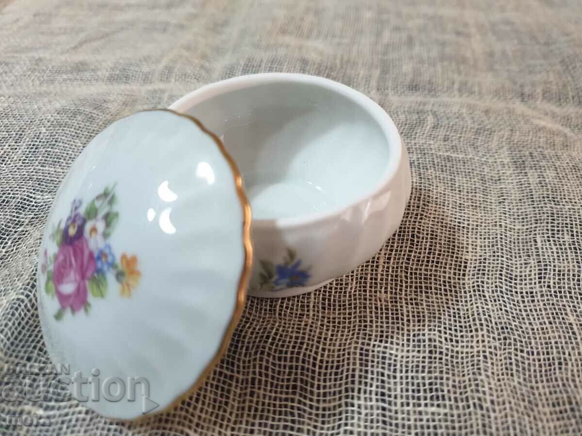 Auction A small porcelain jewelry box Auction A small porcelain jewelry box