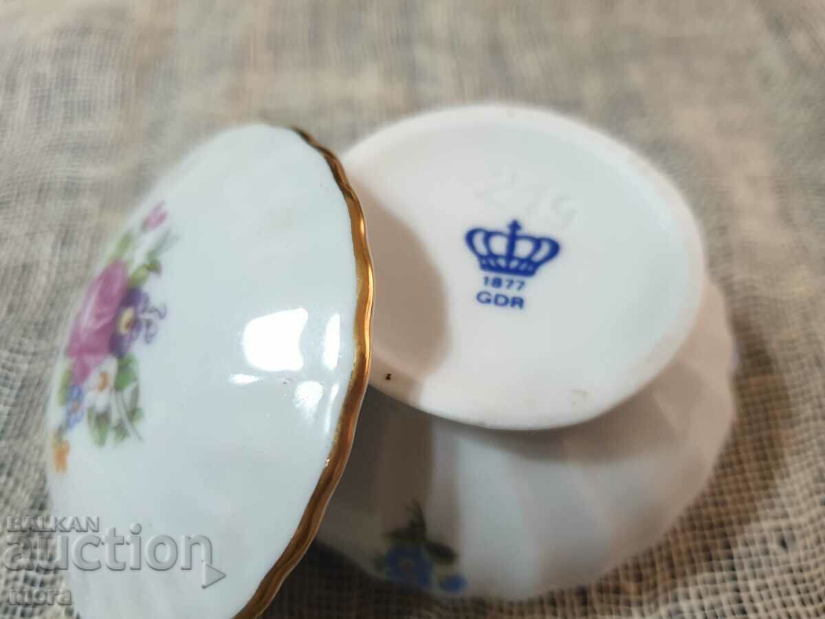 Delivery of A small porcelain jewelry box Delivery of A small porcelain jewelry box