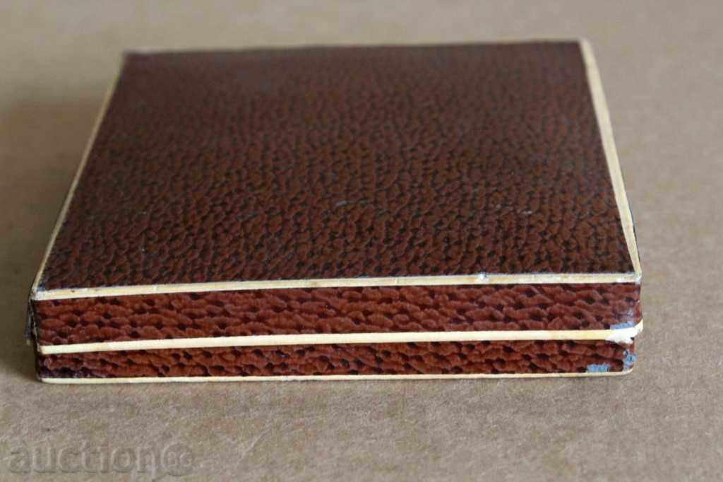 Auction  . OLD CARDBOARD BOX IN EXCELLENT CONDITION