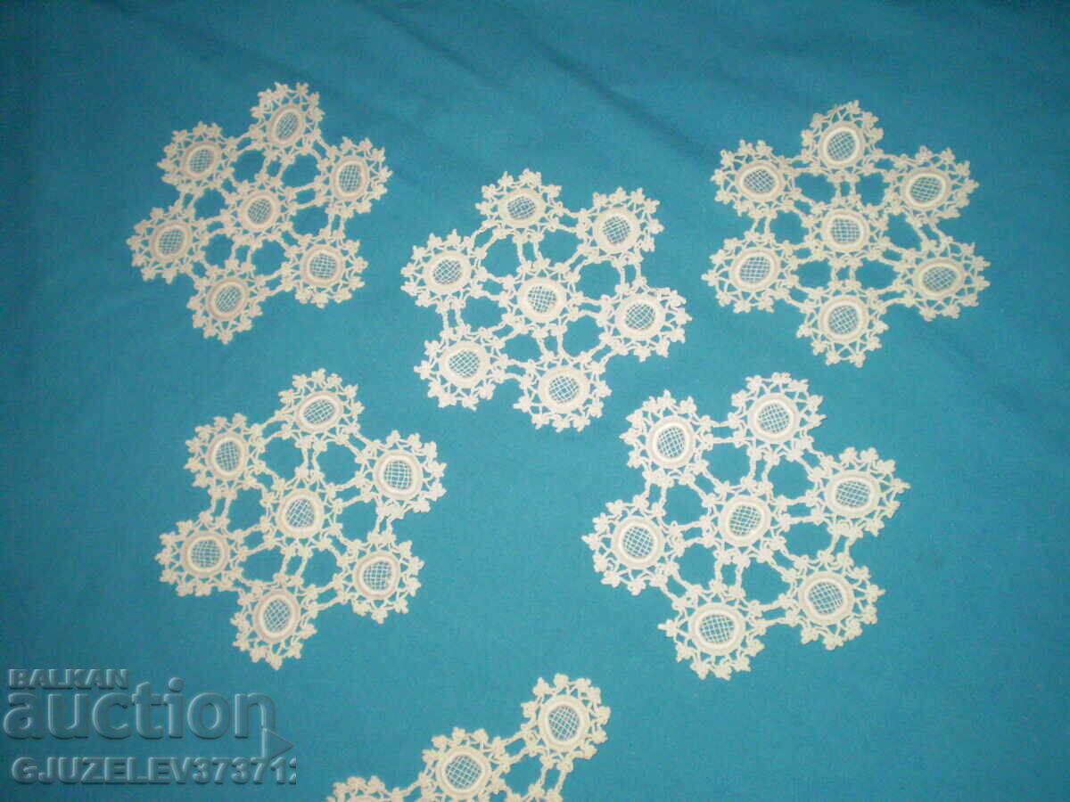 Auction 19th century crochet tablecloth with 5 napkins Auction 19th century crochet tablecloth with 5 napkins