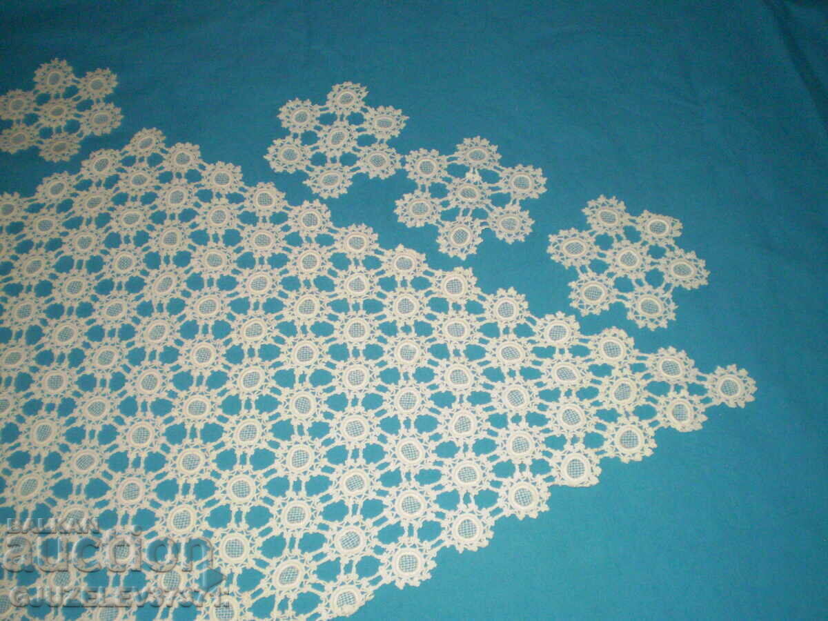 Delivery of 19th century crochet tablecloth with 5 napkins Delivery of 19th century crochet tablecloth with 5 napkins
