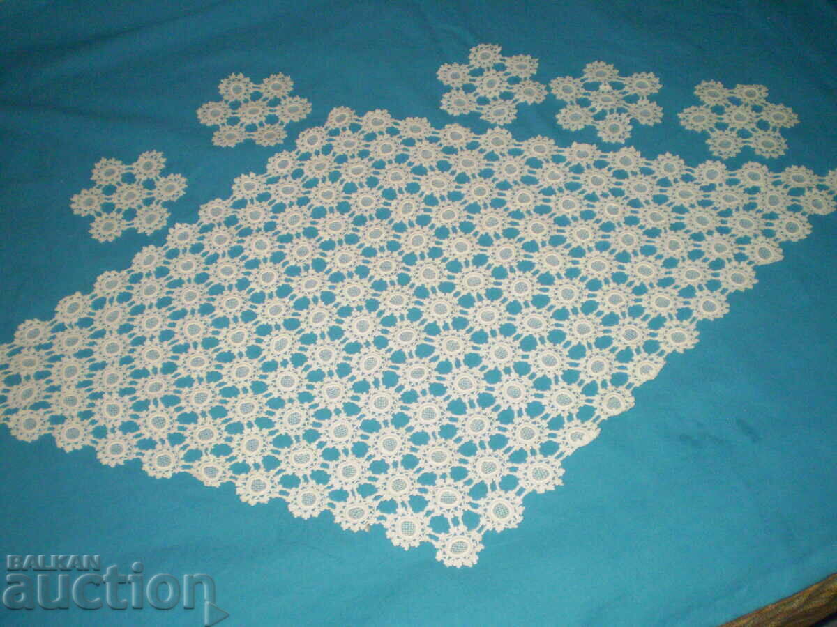 19th century crochet tablecloth with 5 napkins 19th century crochet tablecloth with 5 napkins