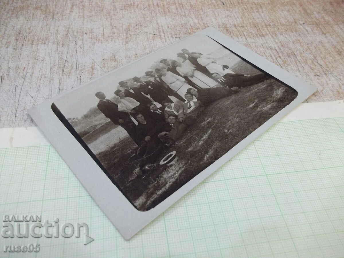 Auction An old photo of a group of gentlemen and ladies Auction An old photo of a group of gentlemen and ladies