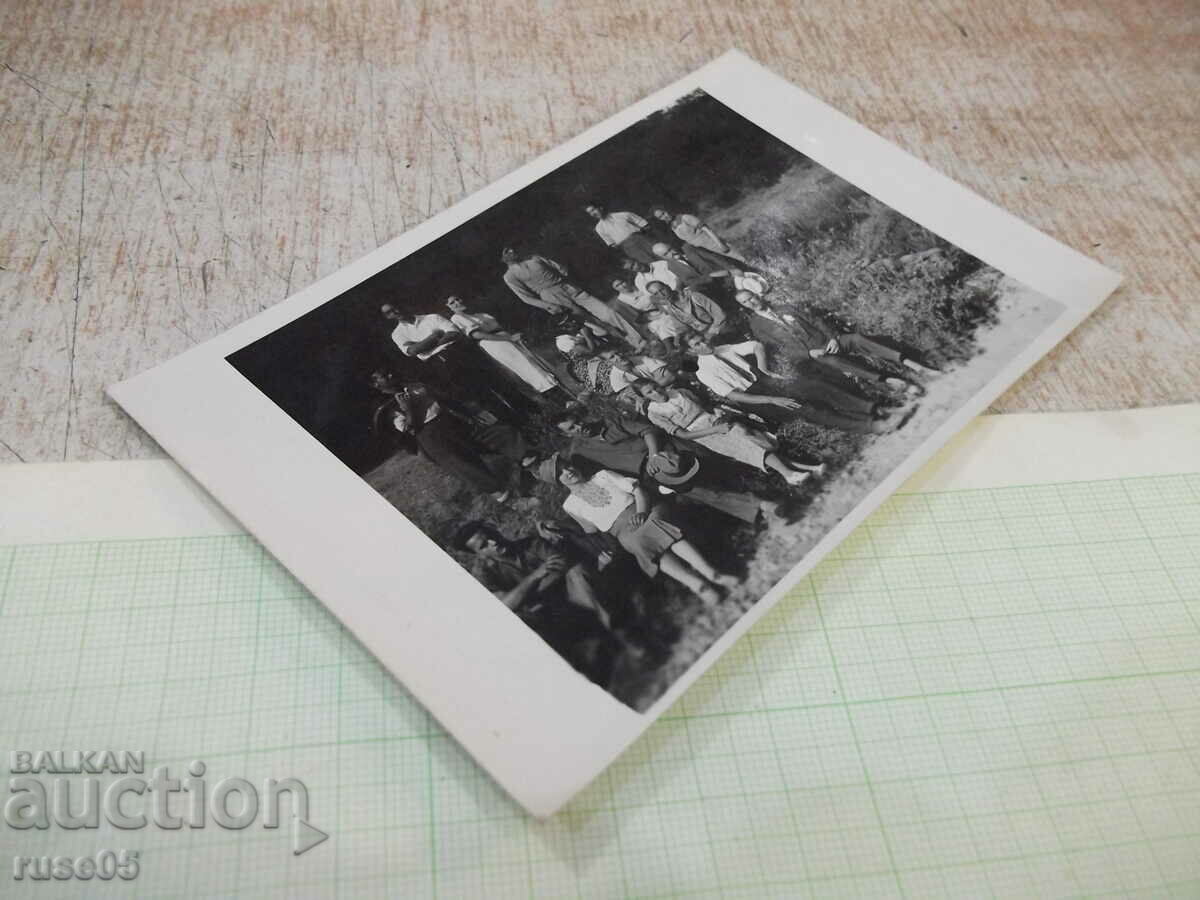 Δημοπρασία Παλιά φωτογραφία μιας ομάδας νέων στη φύση Δημοπρασία Παλιά φωτογραφία μιας ομάδας νέων στη φύση