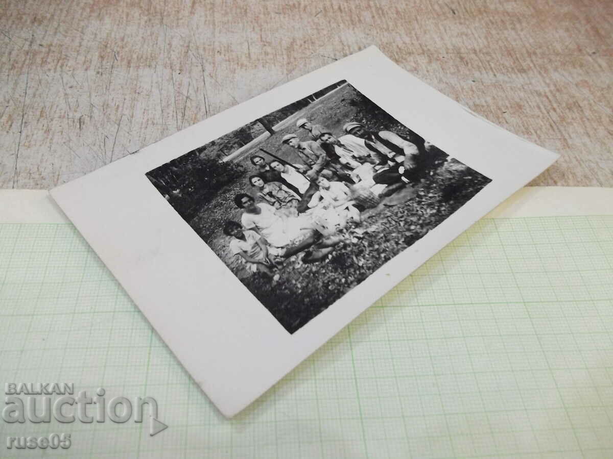 Δημοπρασία Παλιά φωτογραφία μιας ομάδας σε ένα πικνίκ Δημοπρασία Παλιά φωτογραφία μιας ομάδας σε ένα πικνίκ