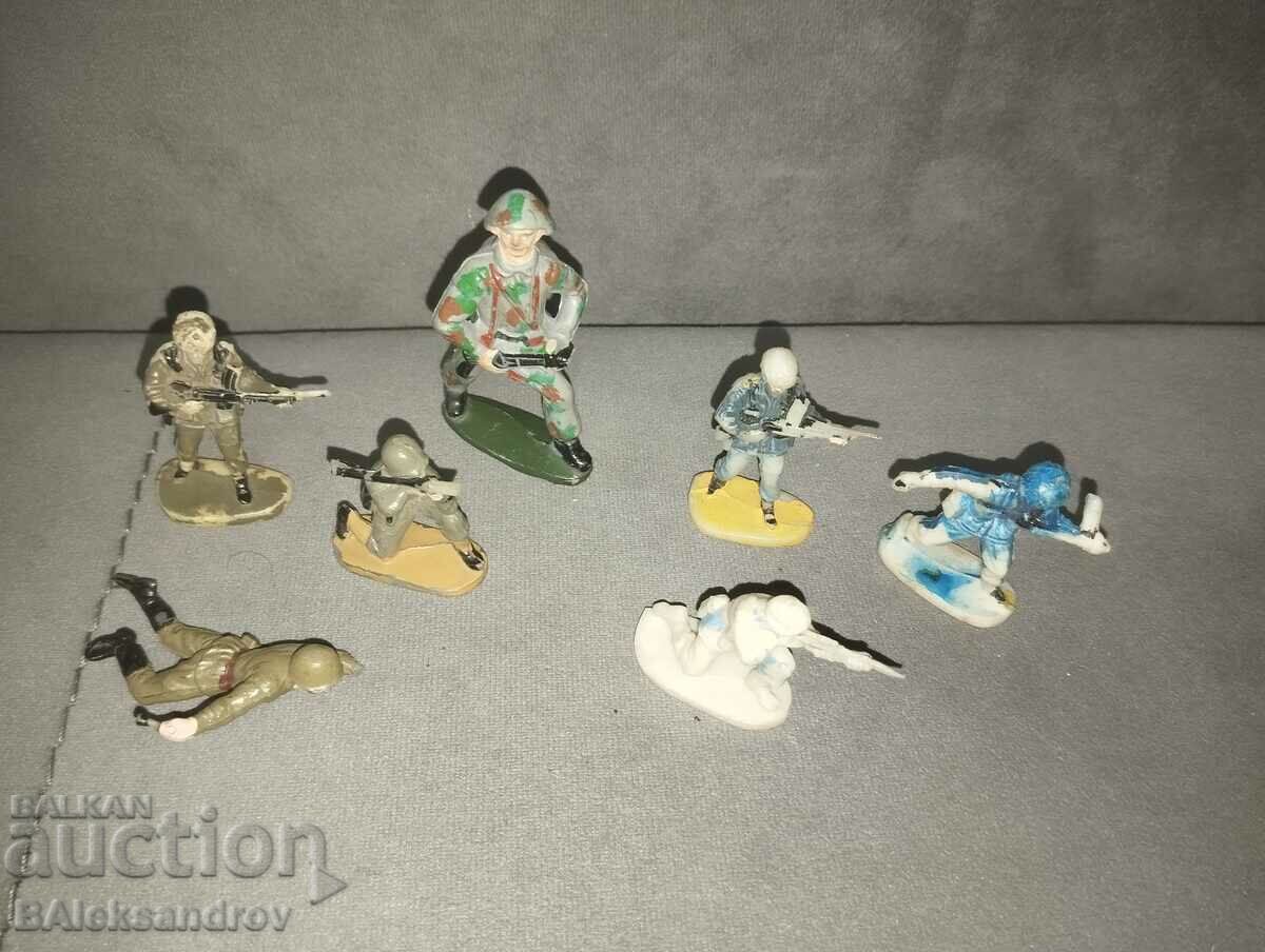 Лот рисуван цветни фигури войници с цена 12.00 лв. | € 6.14 Лот рисуван цветни фигури войници с цена 12.00 лв. | € 6.14