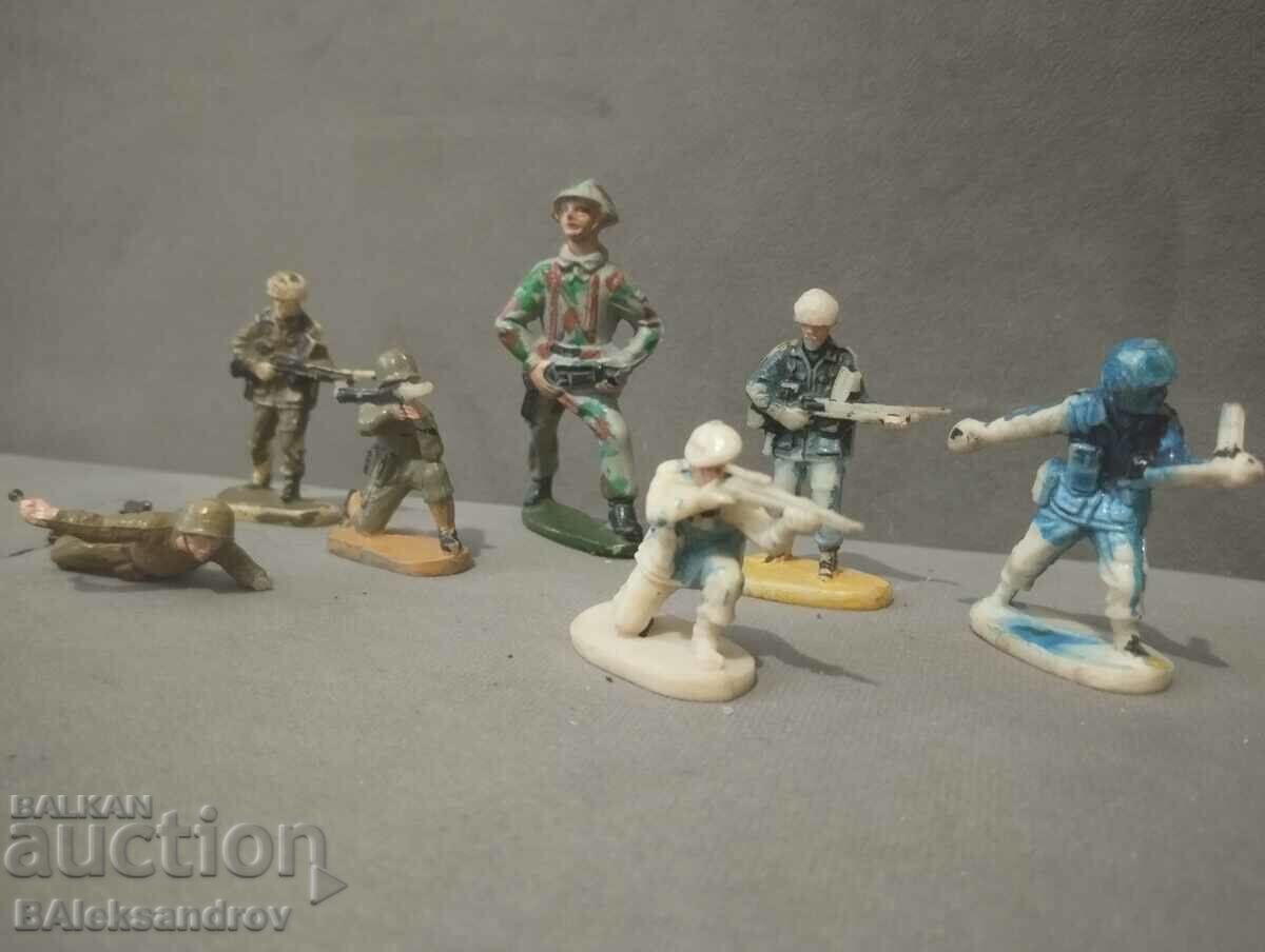 Аукцион Лот рисуван цветни фигури войници Аукцион Лот рисуван цветни фигури войници