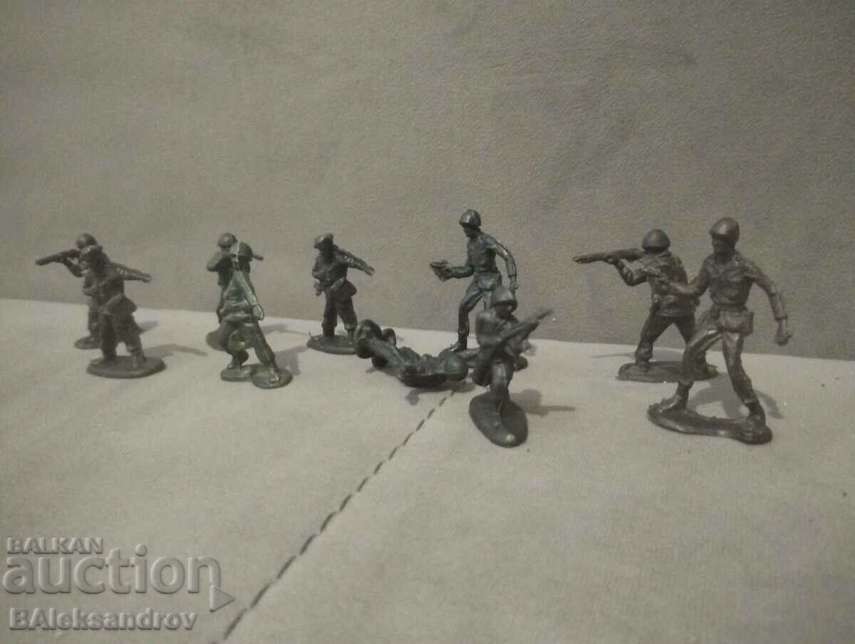 Lot of old figures soldiers dark green with price 15.00 BGN | € 7.67 Lot of old figures soldiers dark green with price 15.00 BGN | € 7.67