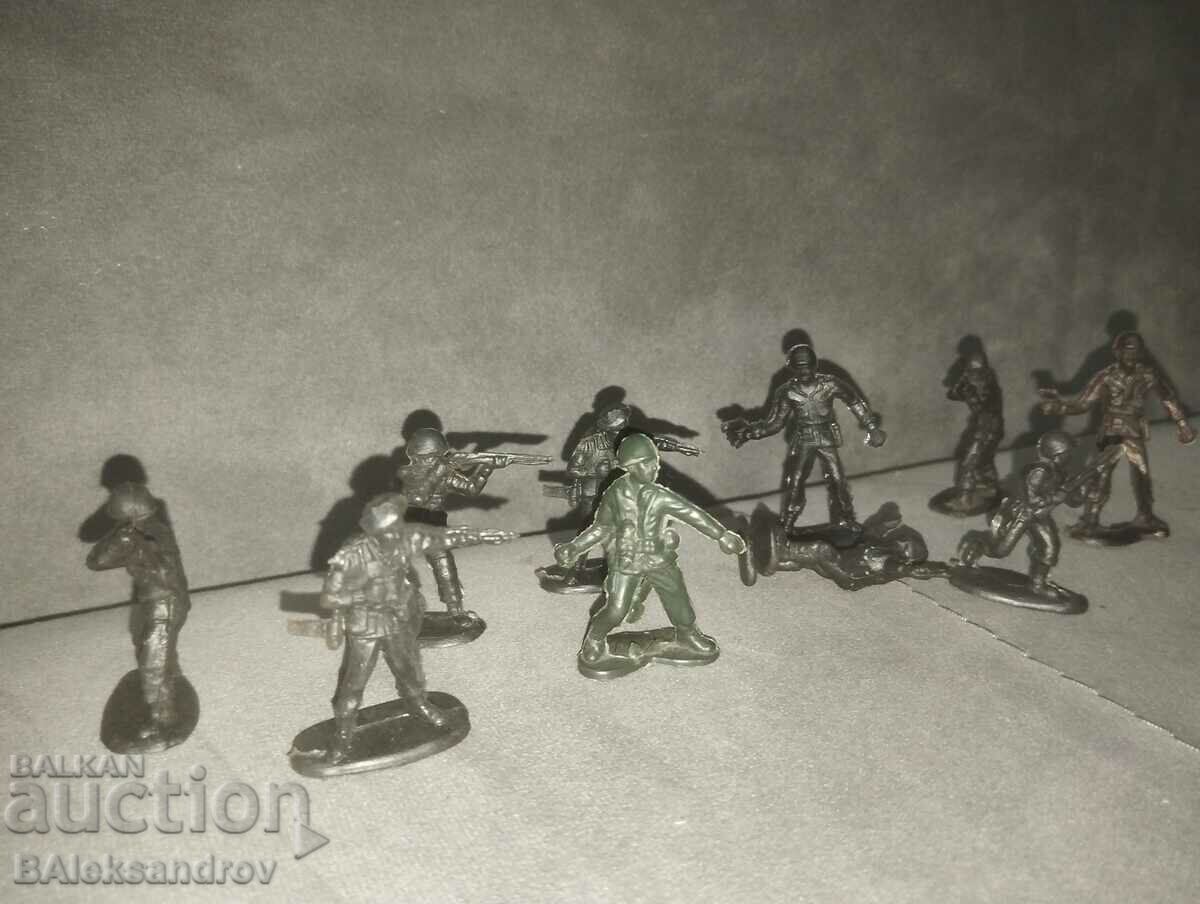 Auction Lot of old figures soldiers dark green Auction Lot of old figures soldiers dark green