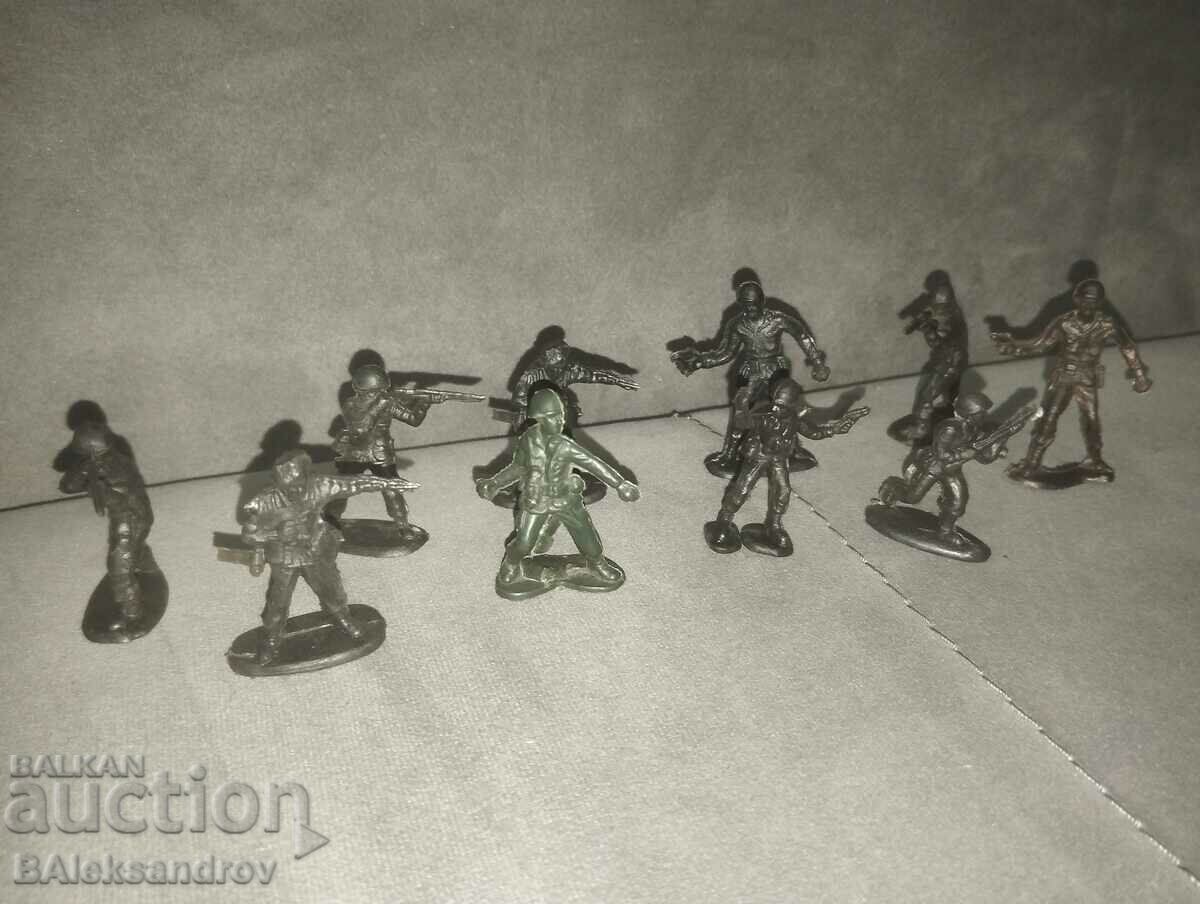 Delivery of Lot of old figures soldiers dark green Delivery of Lot of old figures soldiers dark green