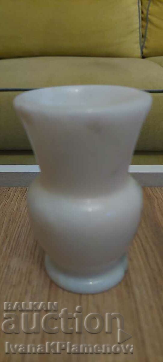 O vază mică de marmură cu preț 10.00 BGN | € 5.11