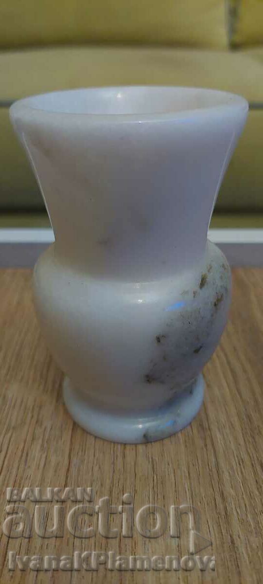 Δημοπρασία Ένα μικρό μαρμάρινο βάζο