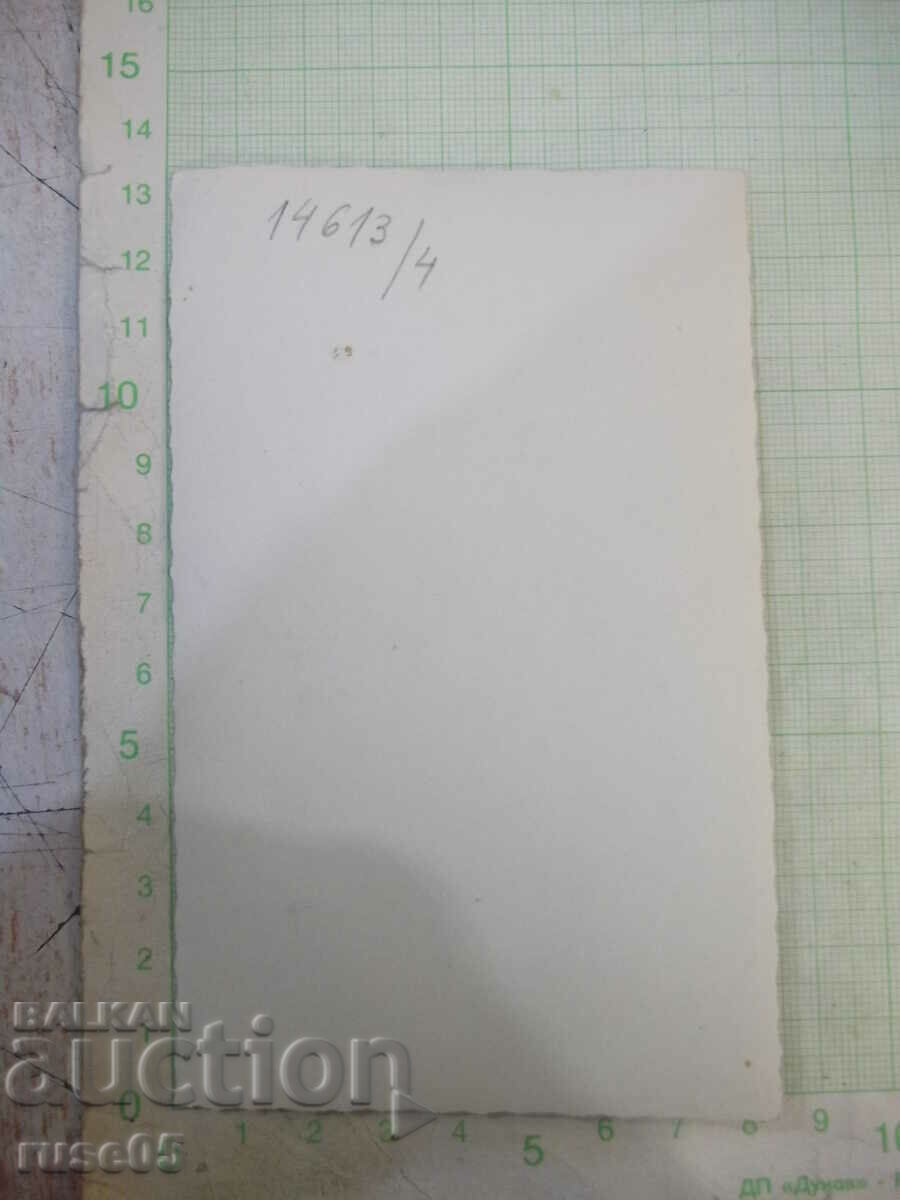 Φωτογραφία παλιά ανάμνηση μιας γυναίκας δίπλα σε ένα τραπέζι με τιμή 5.00 BGN | € 2.56