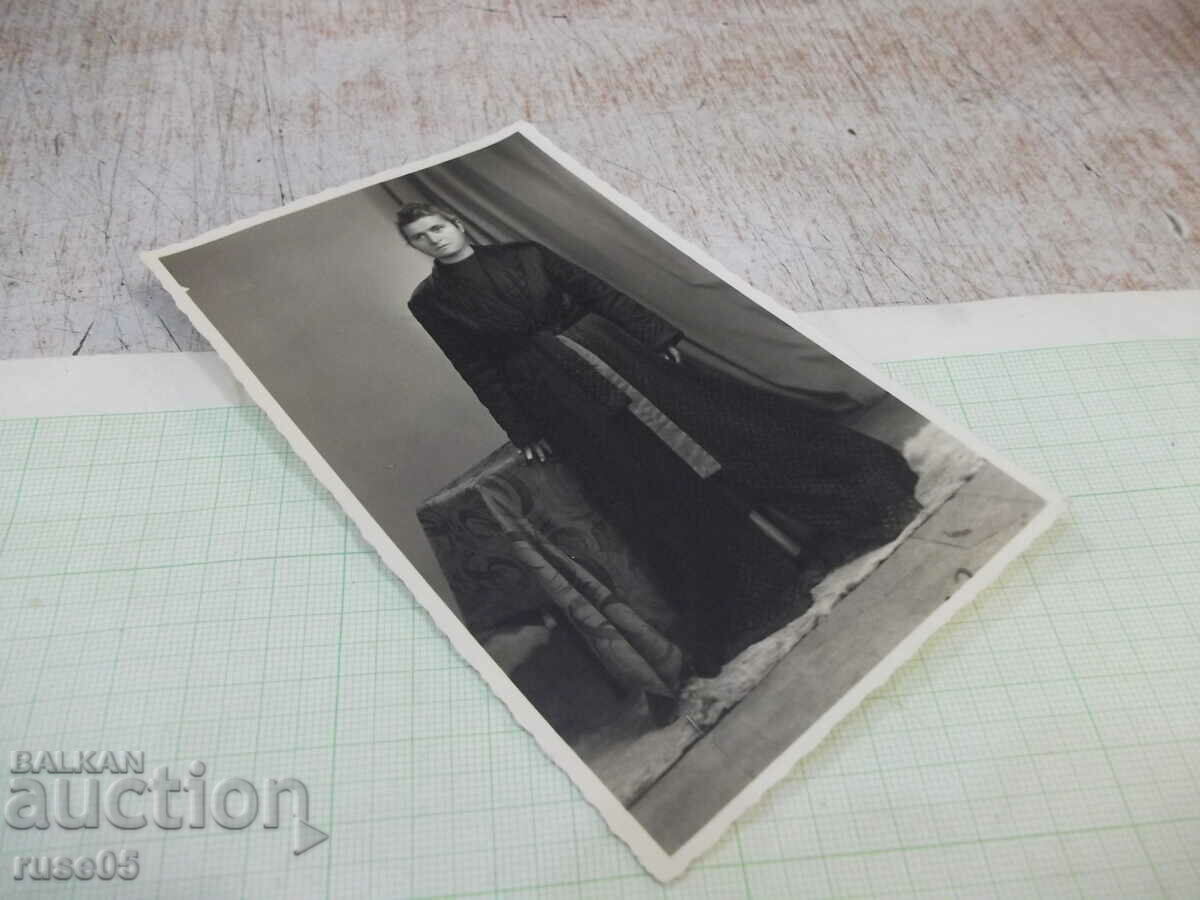 Δημοπρασία Φωτογραφία παλιά ανάμνηση μιας γυναίκας δίπλα σε ένα τραπέζι